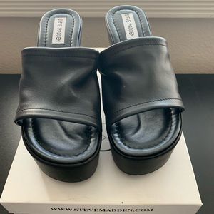 Black Steve Madden chunky sandal size 8